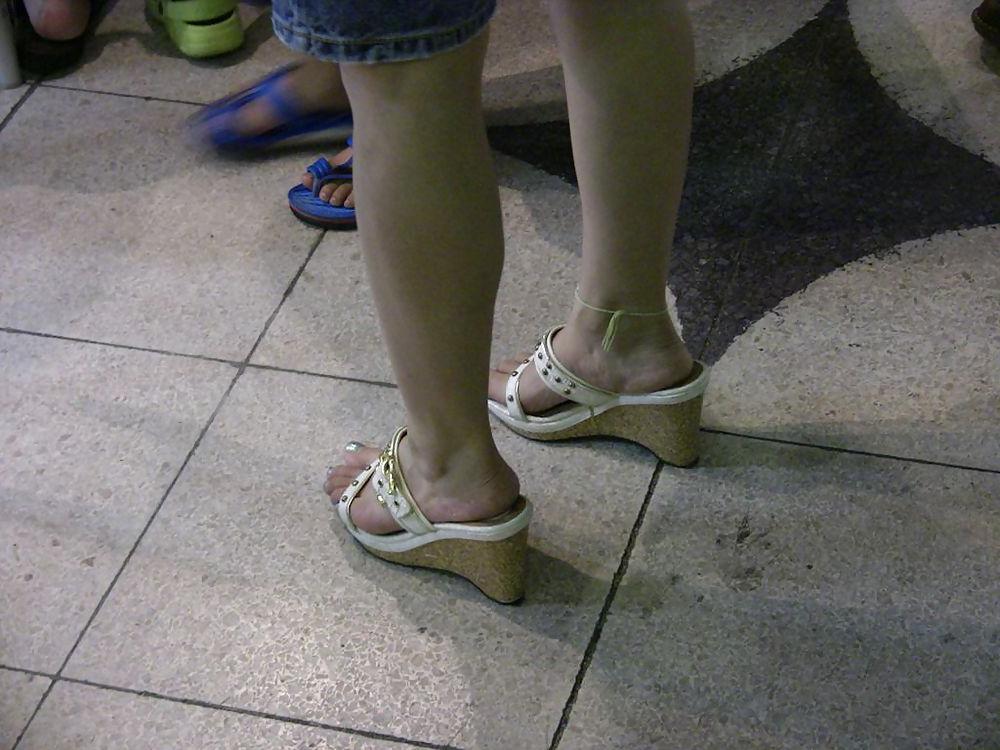 20P Japanese Candids - Feet on the Street 01