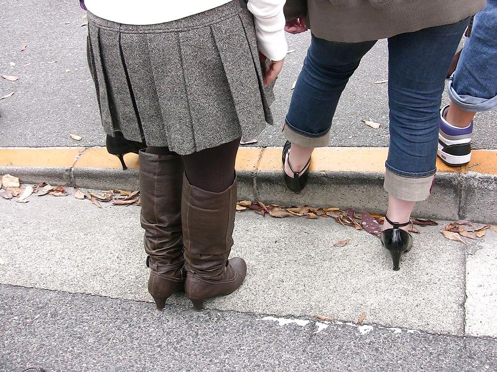 20P Japanese Candids - Feet on the Street 02