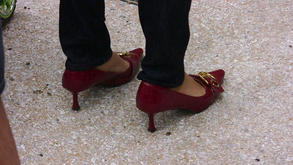 20P Japanese Candids - Feet on the Street 02