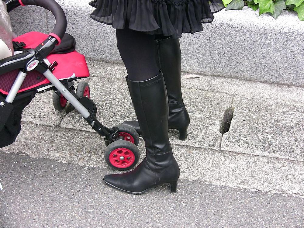 20P Japanese Candids - Feet on the Street 02