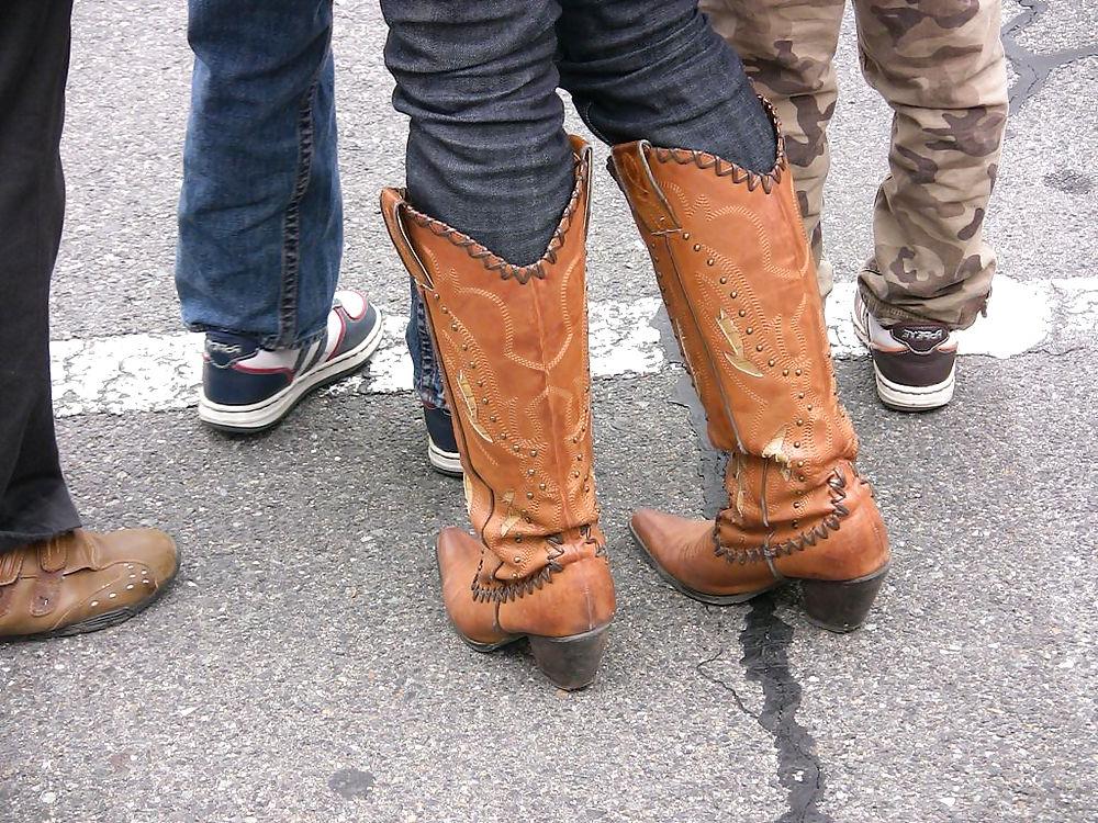 20P Japanese Candids - Feet on the Street 02