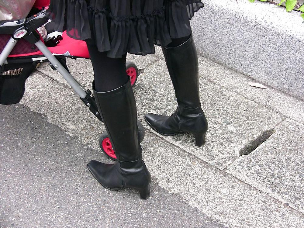 20P Japanese Candids - Feet on the Street 02