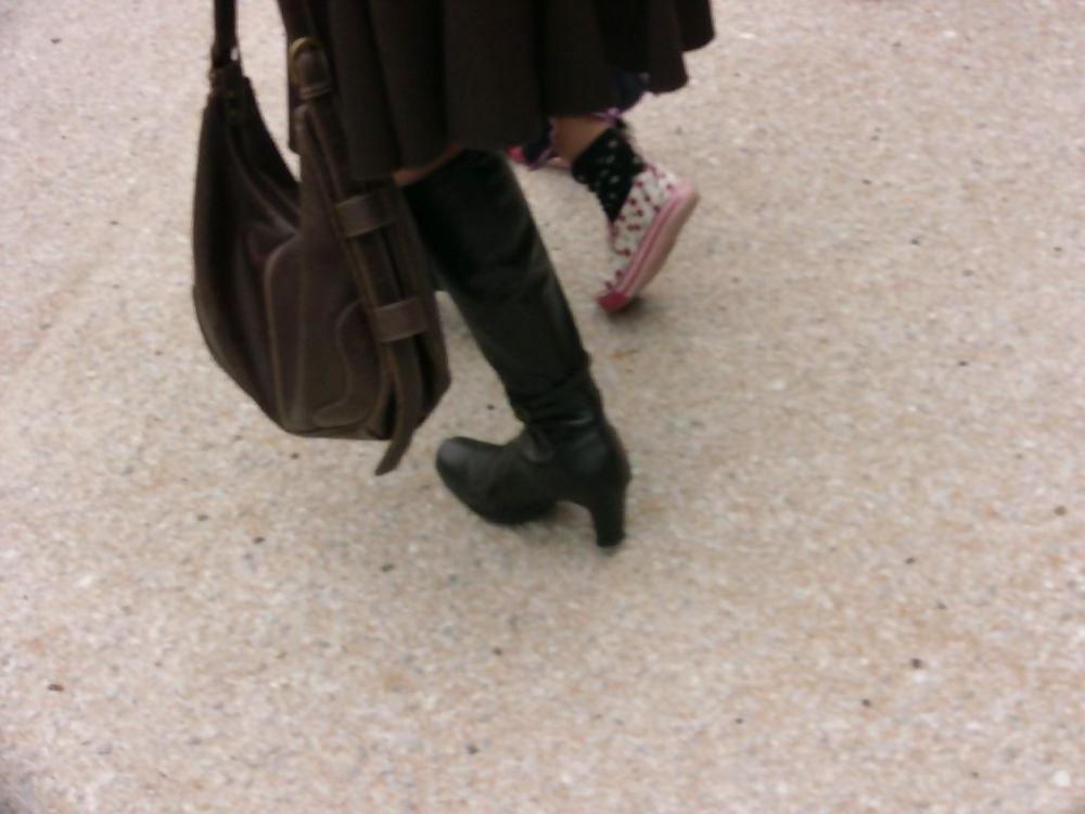 20P Japanese Candids - Feet on the Street 02