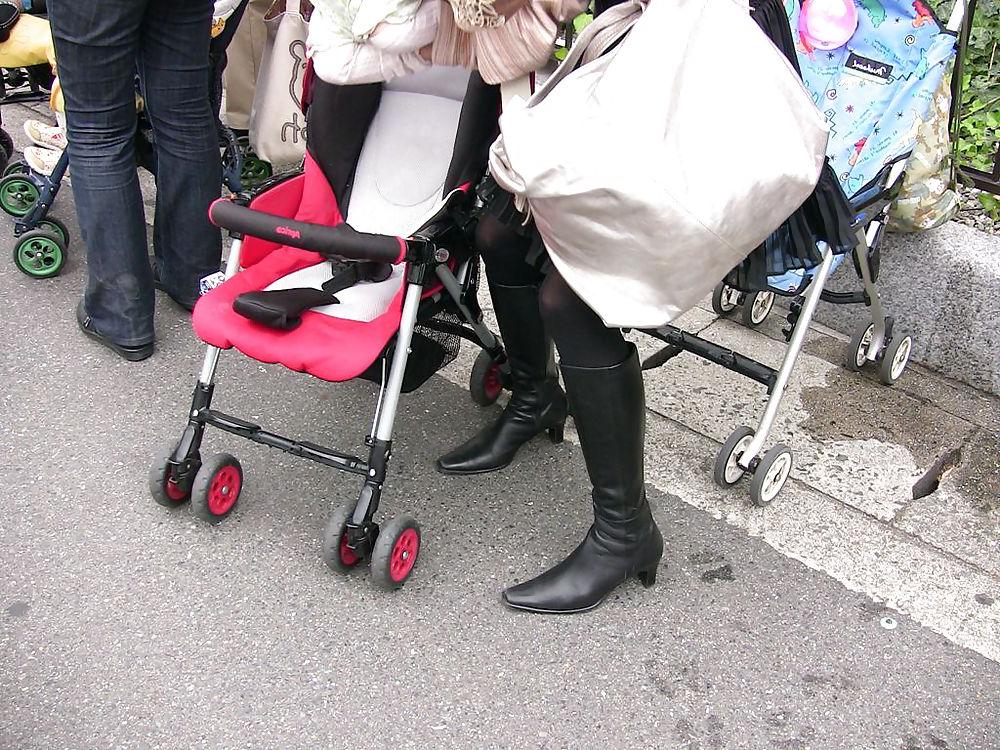 20P Japanese Candids - Feet on the Street 02