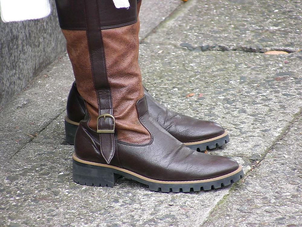 20P Japanese Candids - Feet on the Street 02