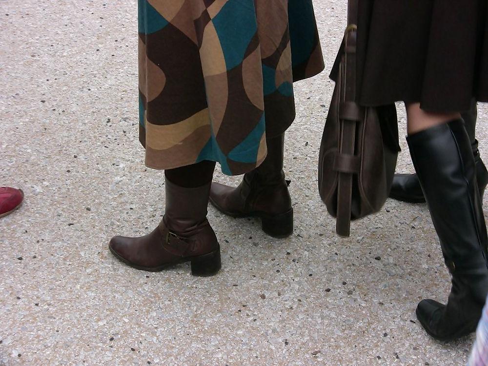20P Japanese Candids - Feet on the Street 02