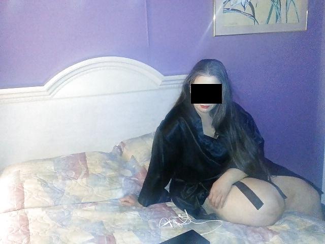 4P MILF-Ehefrau in schwarzen Dessous auf Hotelbett