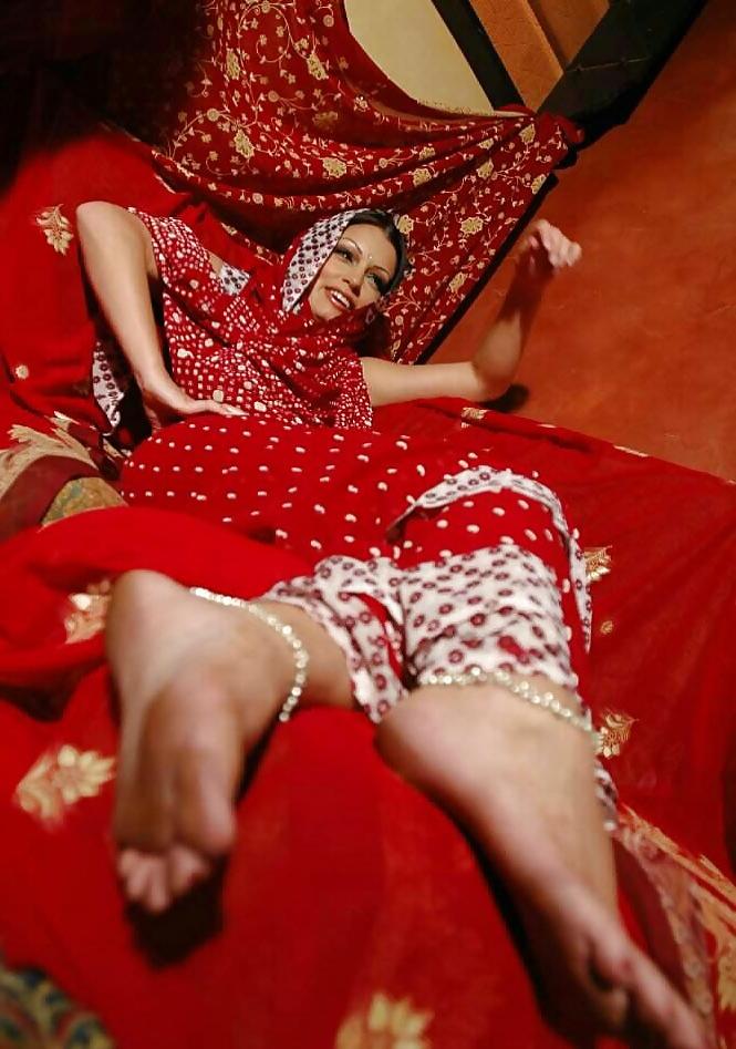 16P Dirty barefoot Muslim milf