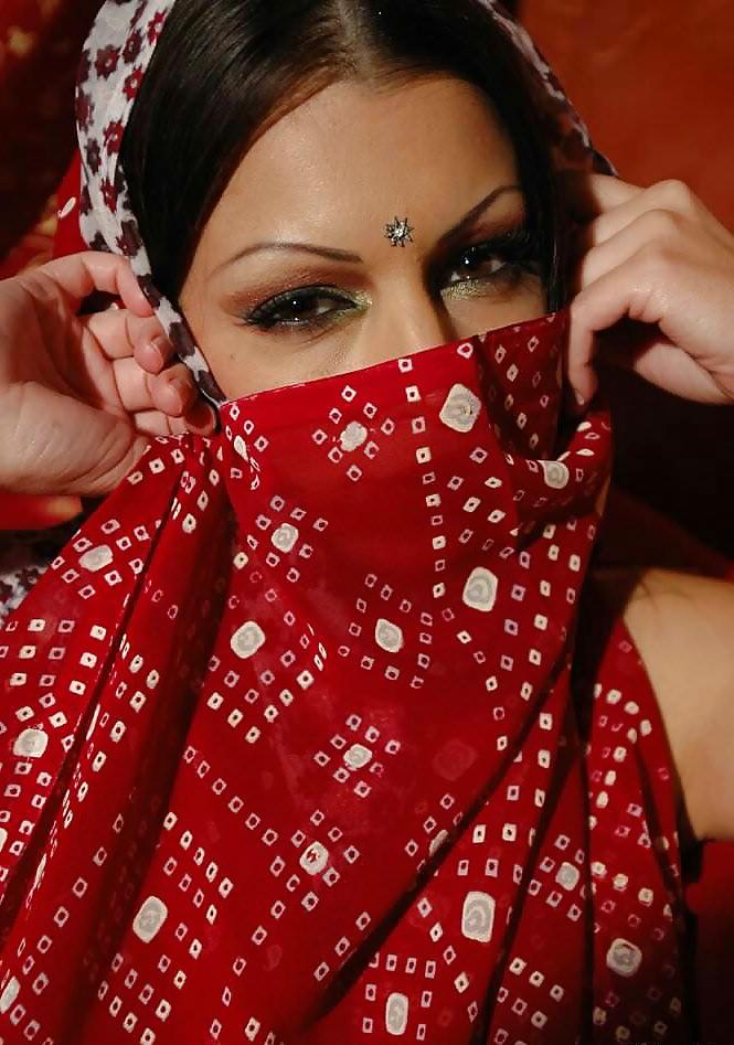 16P Dirty barefoot Muslim milf