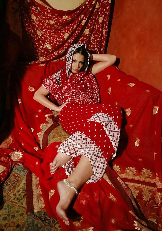 16P Dirty barefoot Muslim milf