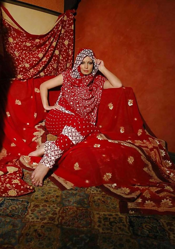 16P Dirty barefoot Muslim milf