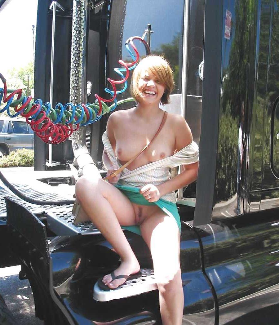 23P Girl in publick naked