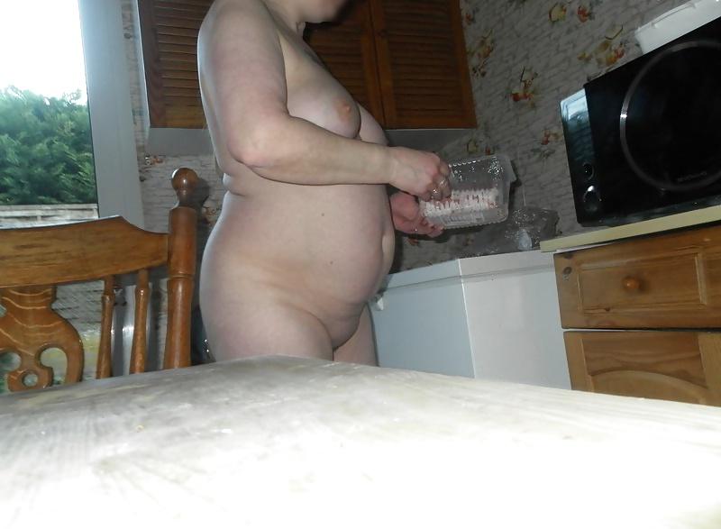 24P Housewife naked in the kitchen