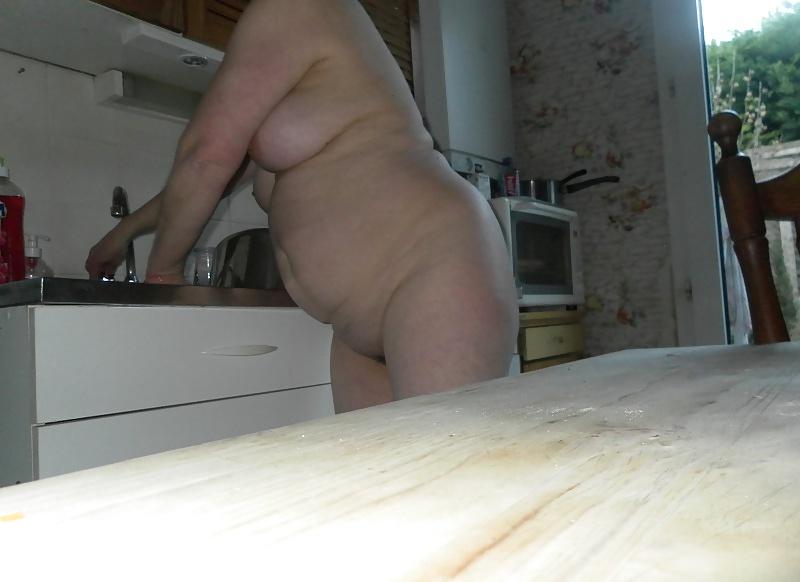 24P Housewife naked in the kitchen