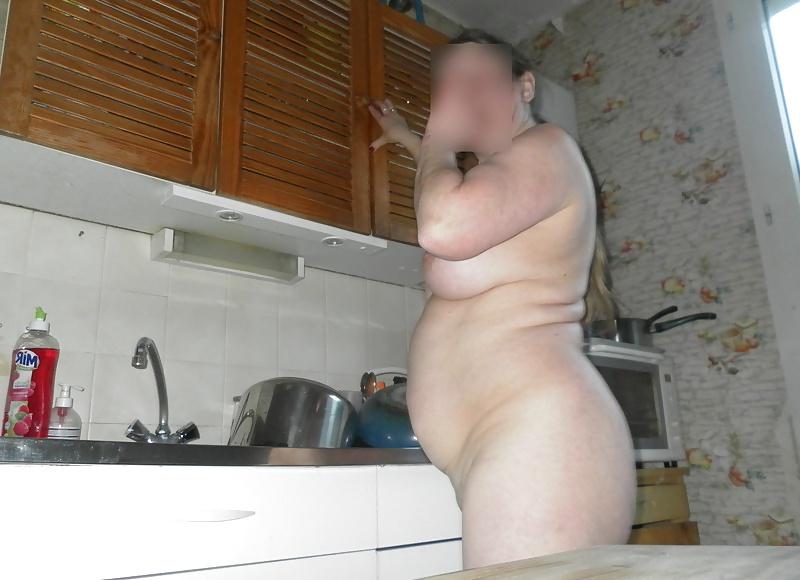 24P Housewife naked in the kitchen