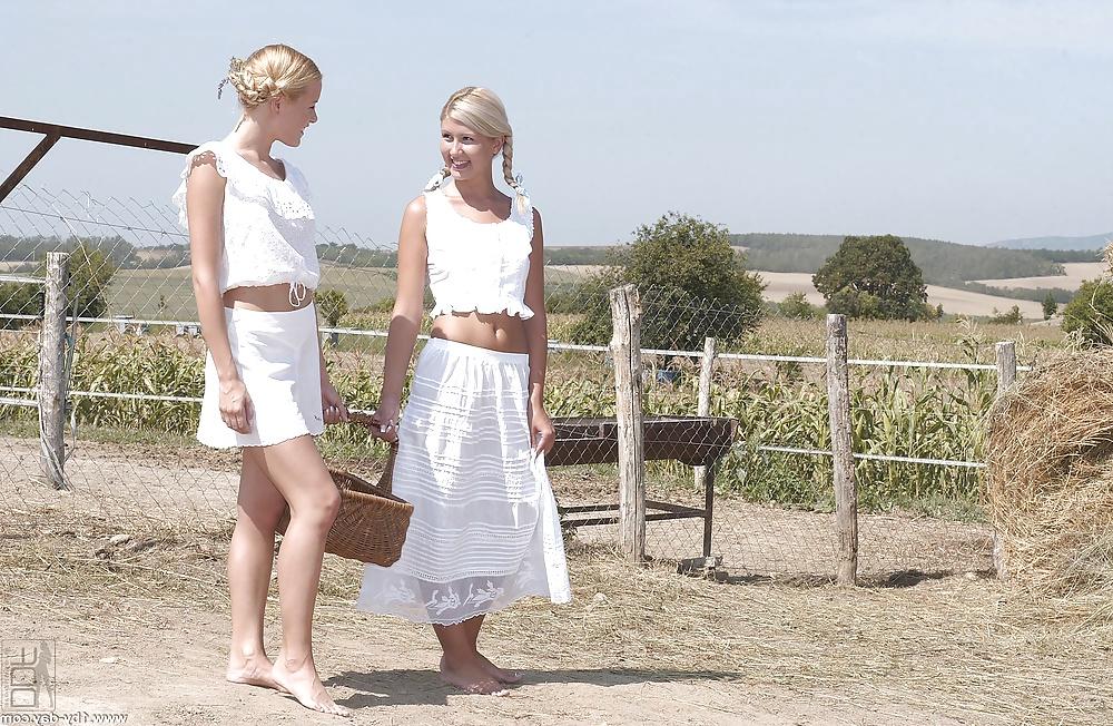 25P Sophie & Jenny  Country Girls