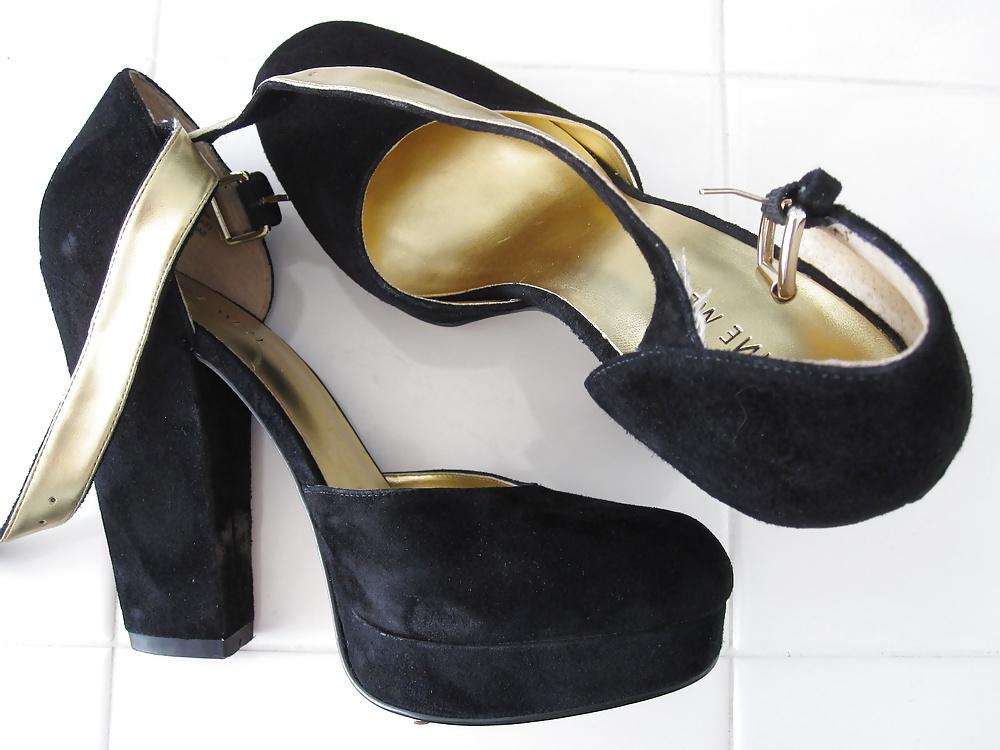 15P Black & Gold Nine West Heels Cummed