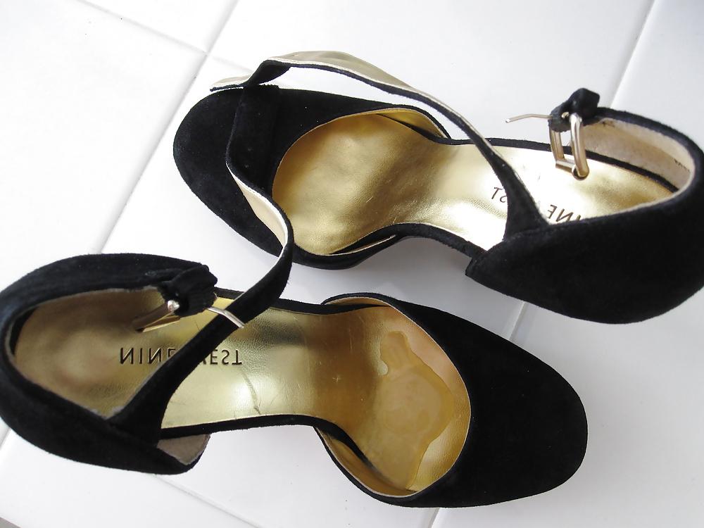 15P Black & Gold Nine West Heels Cummed