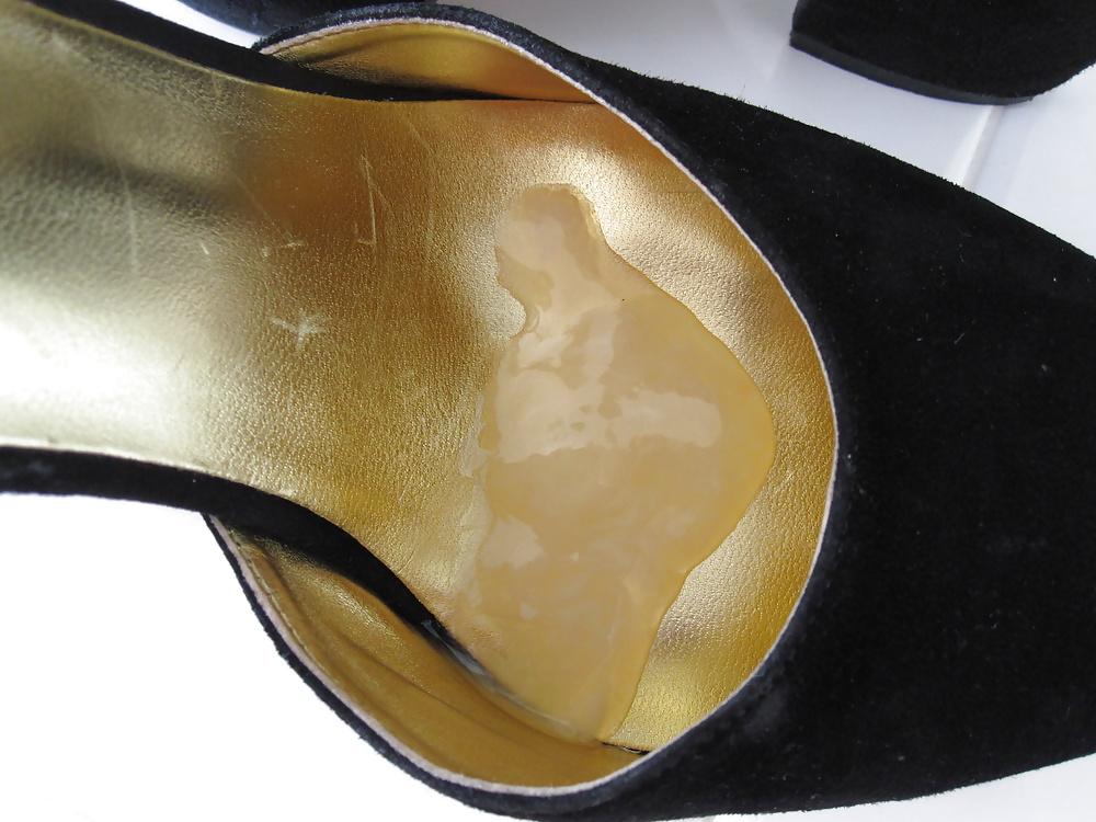15P Black & Gold Nine West Heels Cummed