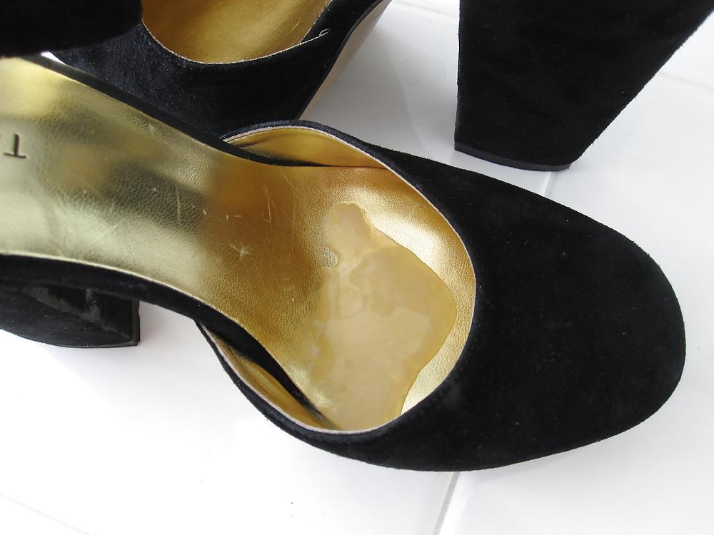 15P Black & Gold Nine West Heels Cummed