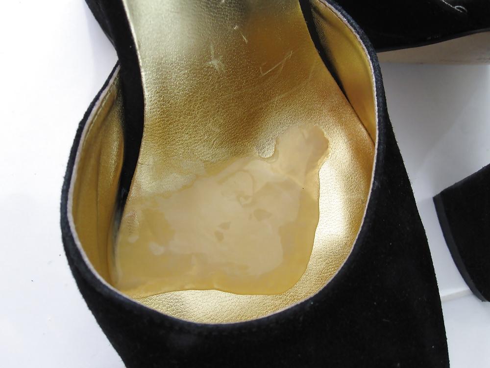 15P Black & Gold Nine West Heels Cummed