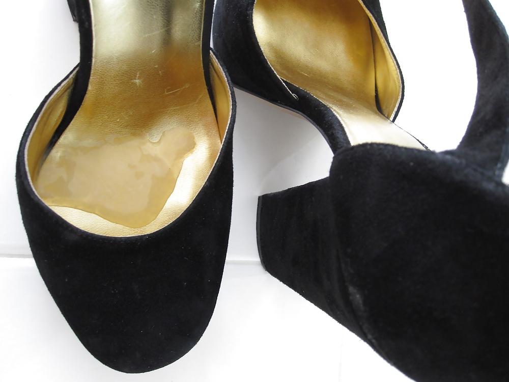 15P Black & Gold Nine West Heels Cummed