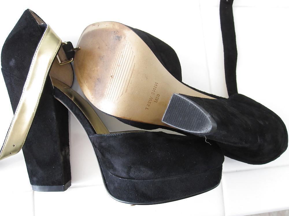 15P Black & Gold Nine West Heels Cummed