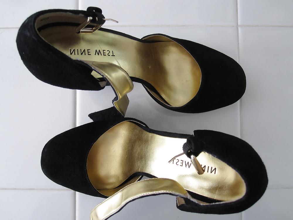 15P Black & Gold Nine West Heels Cummed