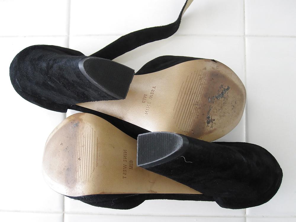 15P Black & Gold Nine West Heels Cummed