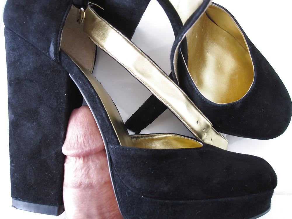15P Black & Gold Nine West Heels Cummed
