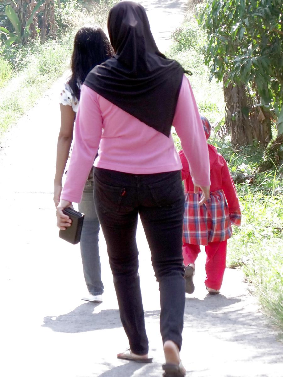 23P Sexy Girl in Hijab & Tight Jeans