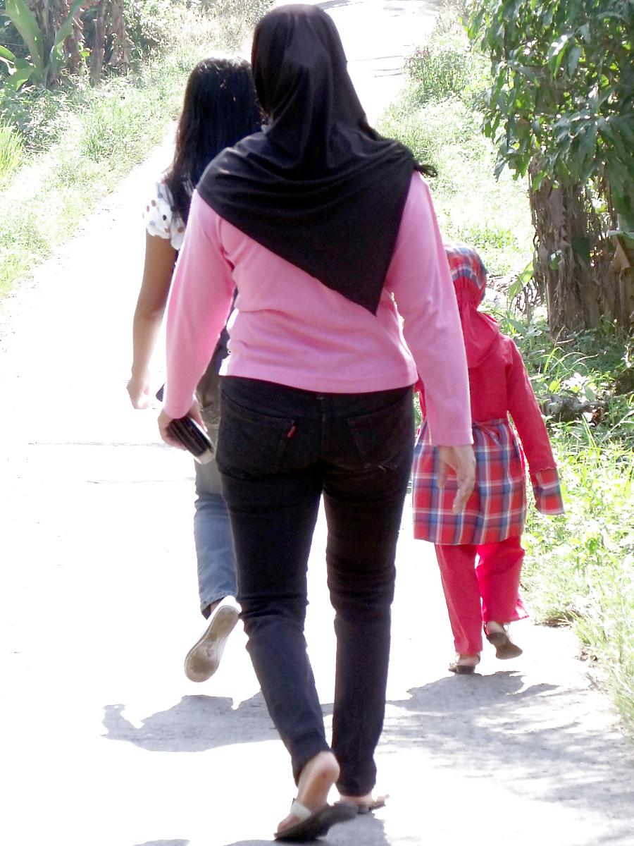 23P Sexy Girl in Hijab & Tight Jeans