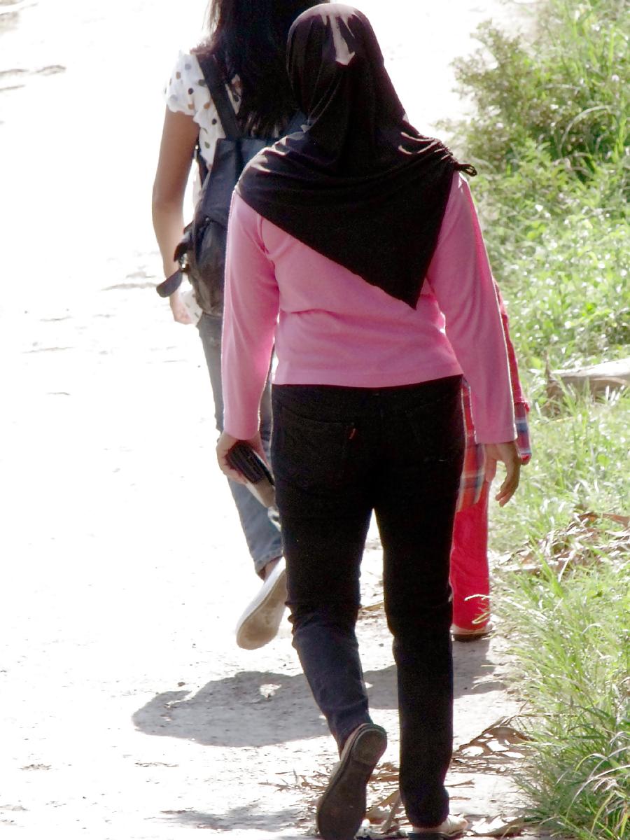 23P Sexy Girl in Hijab & Tight Jeans