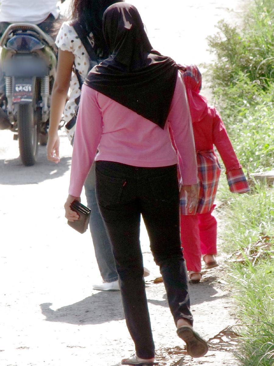 23P Sexy Girl in Hijab & Tight Jeans