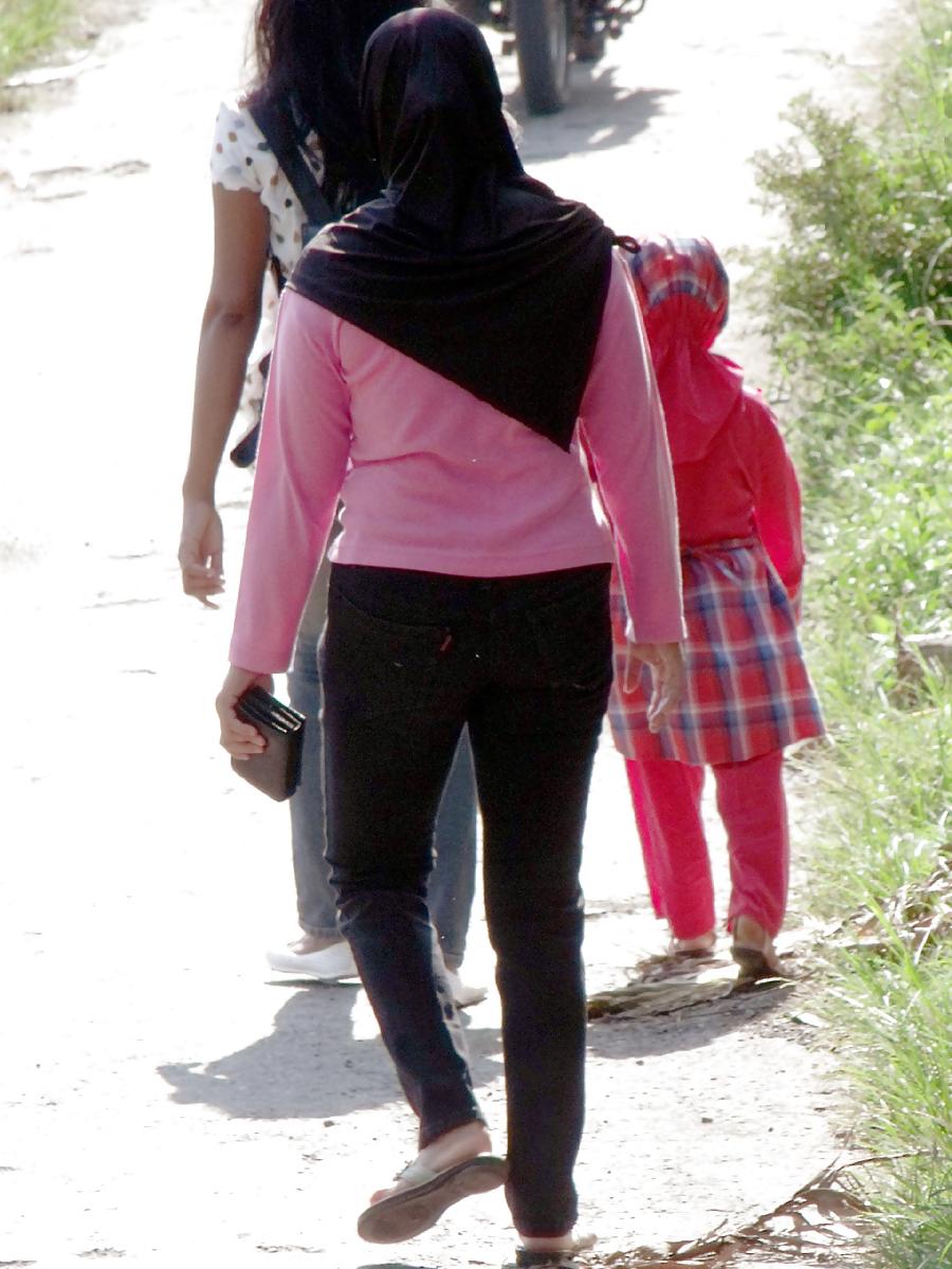 23P Sexy Girl in Hijab & Tight Jeans
