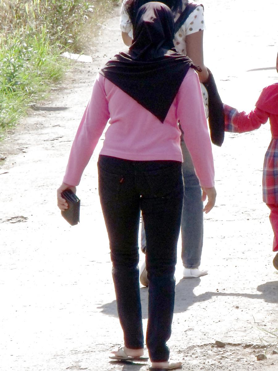 23P Sexy Girl in Hijab & Tight Jeans