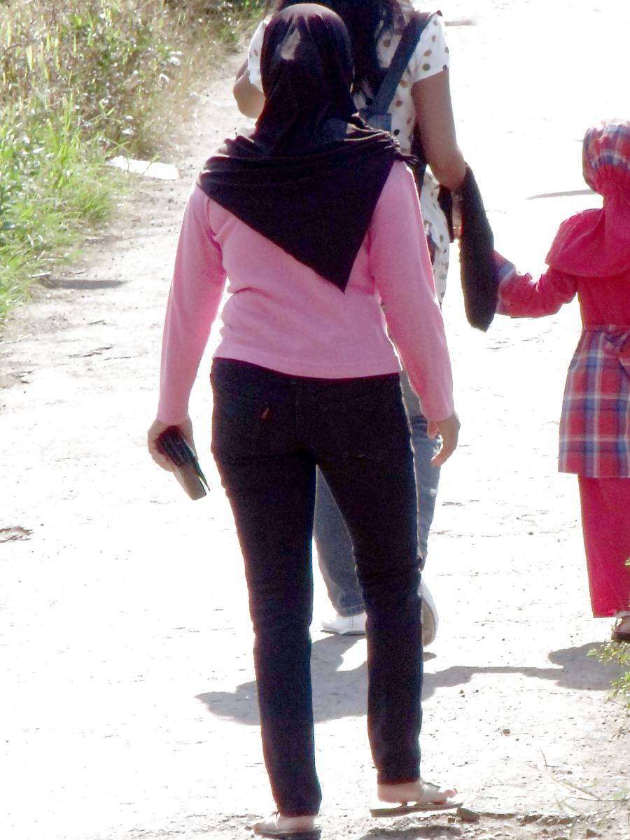 23P Sexy Girl in Hijab & Tight Jeans