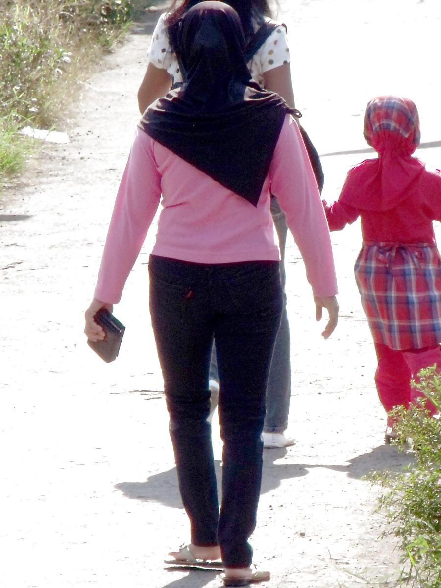 23P Sexy Girl in Hijab & Tight Jeans