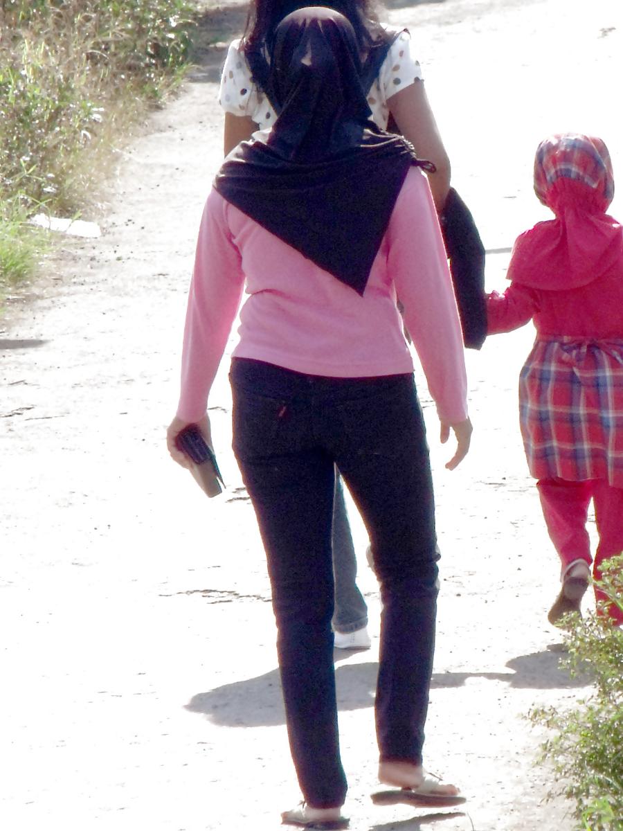 23P Sexy Girl in Hijab & Tight Jeans