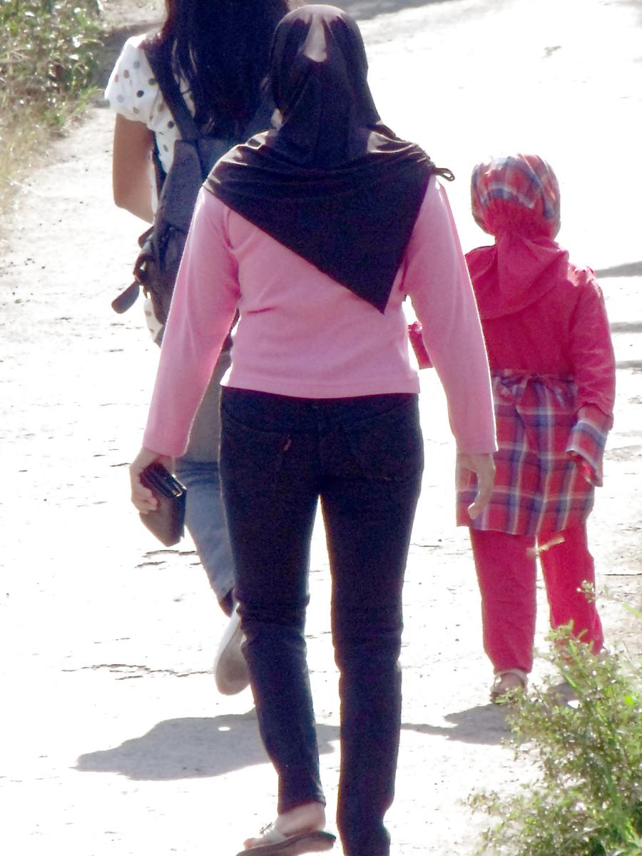 23P Sexy Girl in Hijab & Tight Jeans