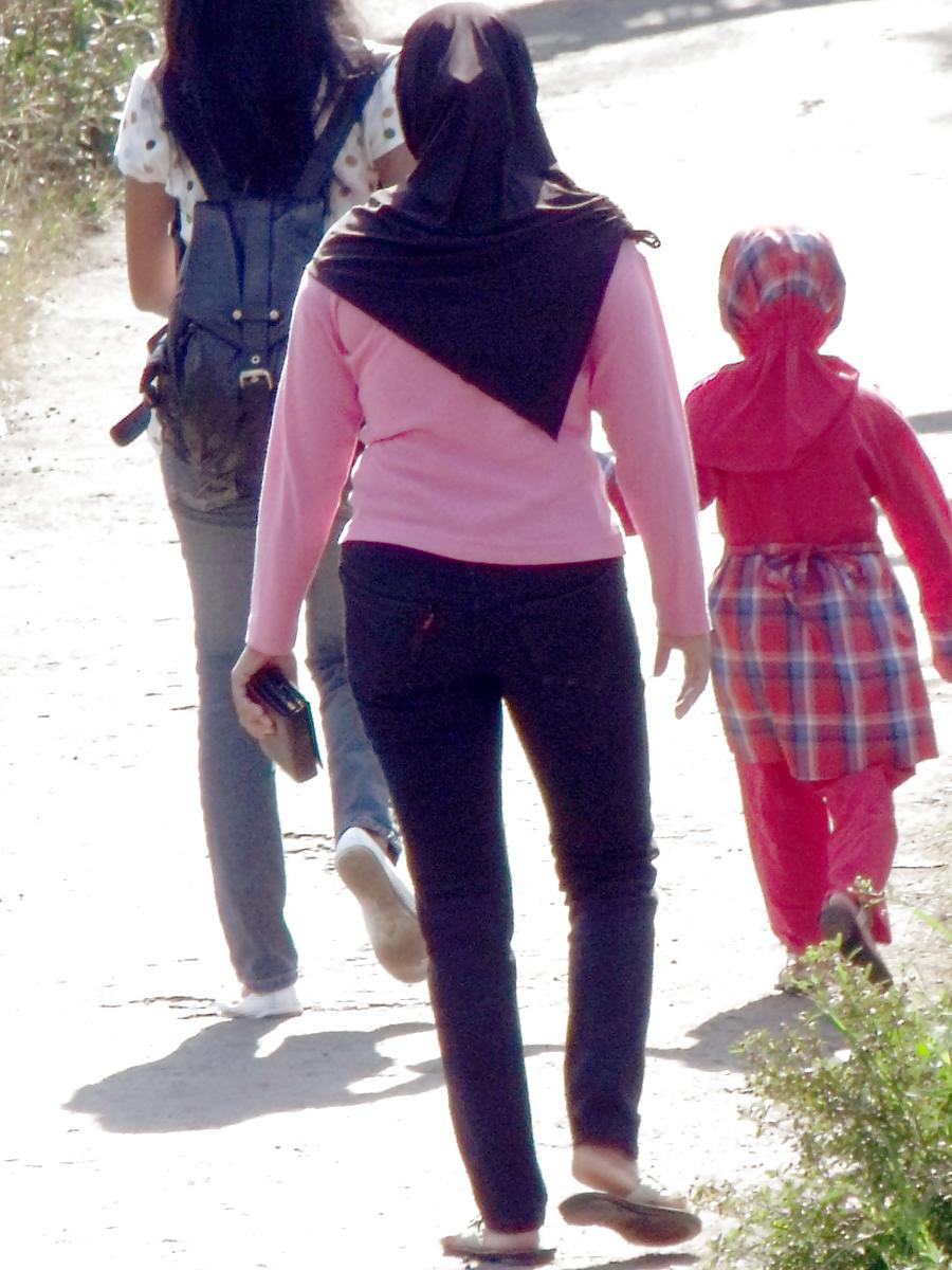 23P Sexy Girl in Hijab & Tight Jeans