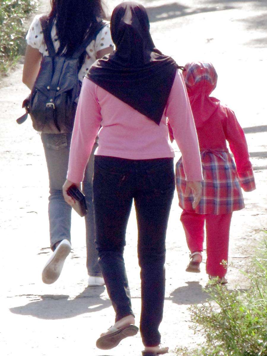 23P Sexy Girl in Hijab & Tight Jeans
