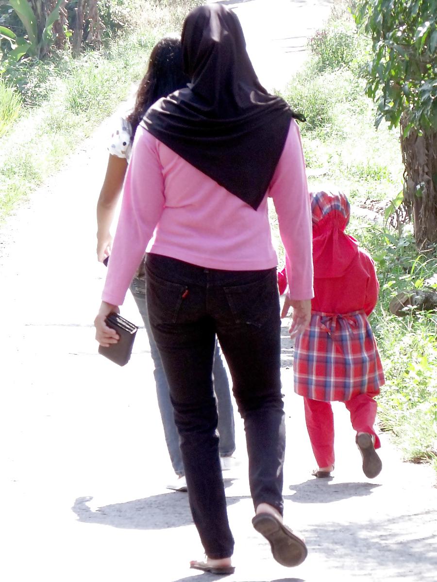 23P Sexy Girl in Hijab & Tight Jeans