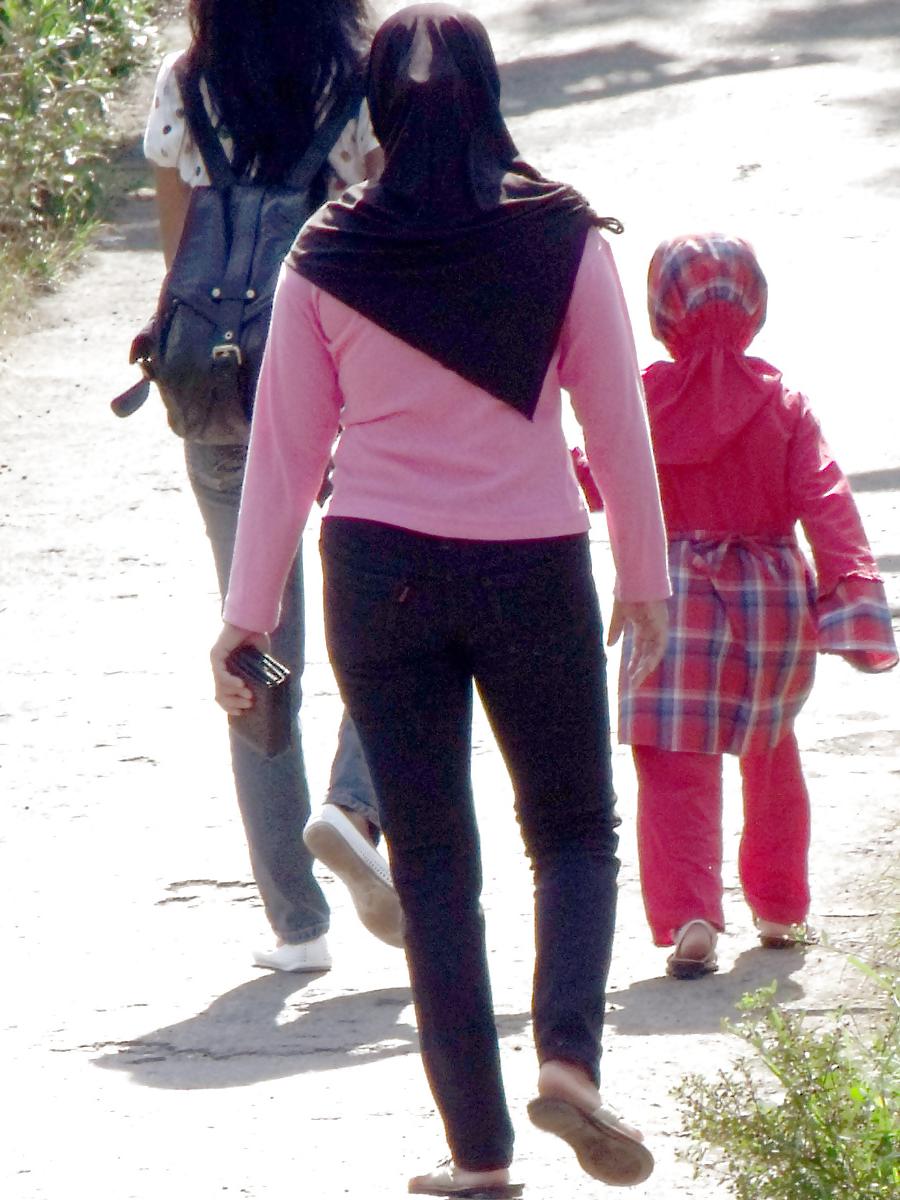 23P Sexy Girl in Hijab & Tight Jeans