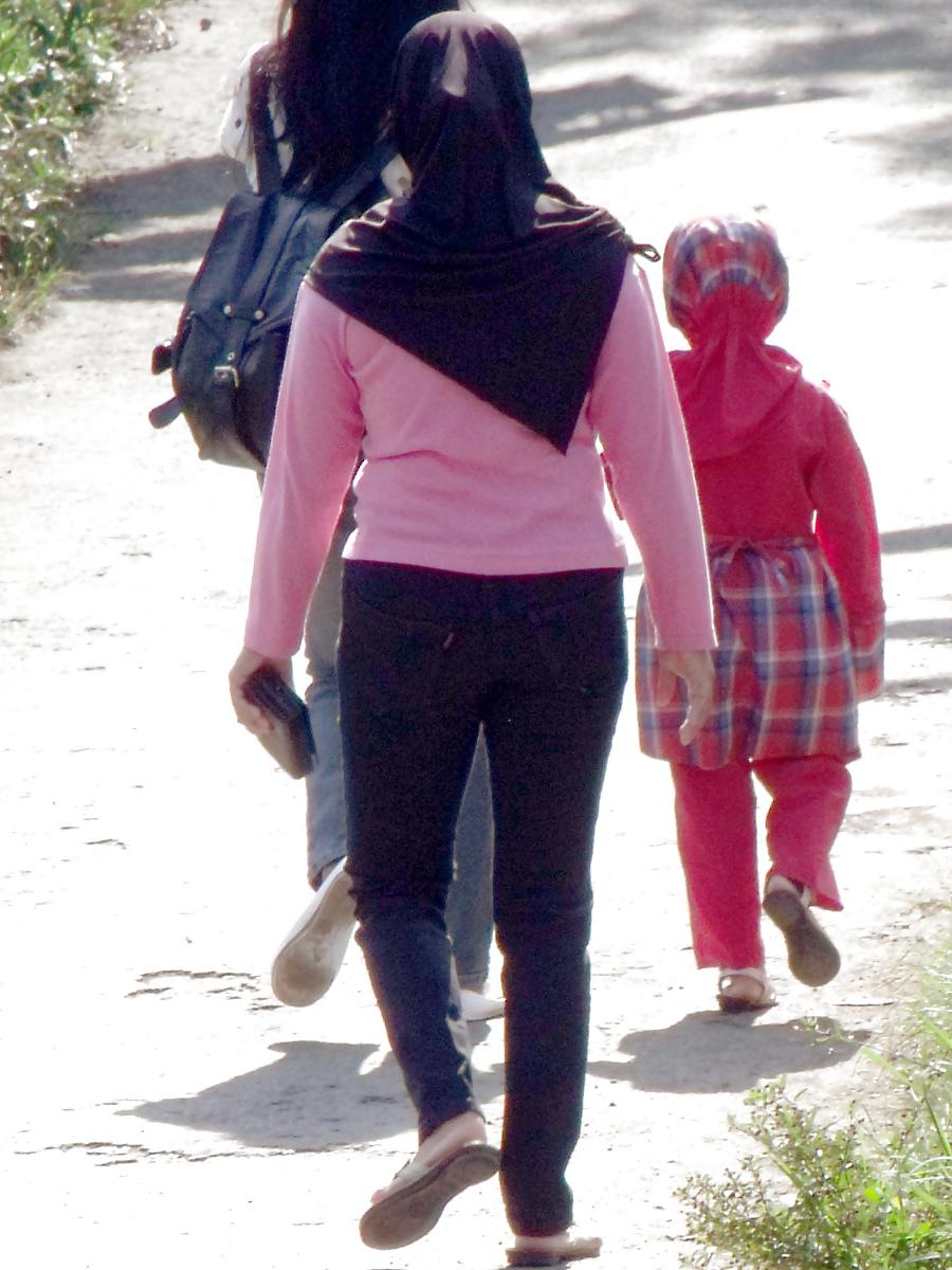 23P Sexy Girl in Hijab & Tight Jeans
