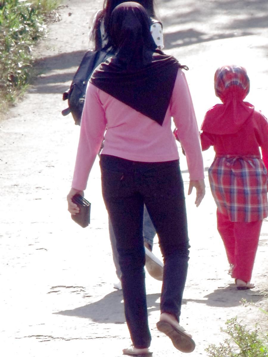 23P Sexy Girl in Hijab & Tight Jeans
