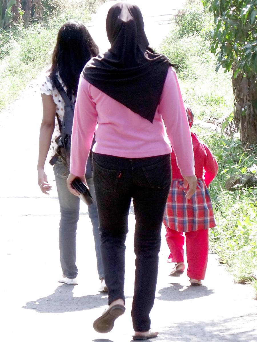 23P Sexy Girl in Hijab & Tight Jeans
