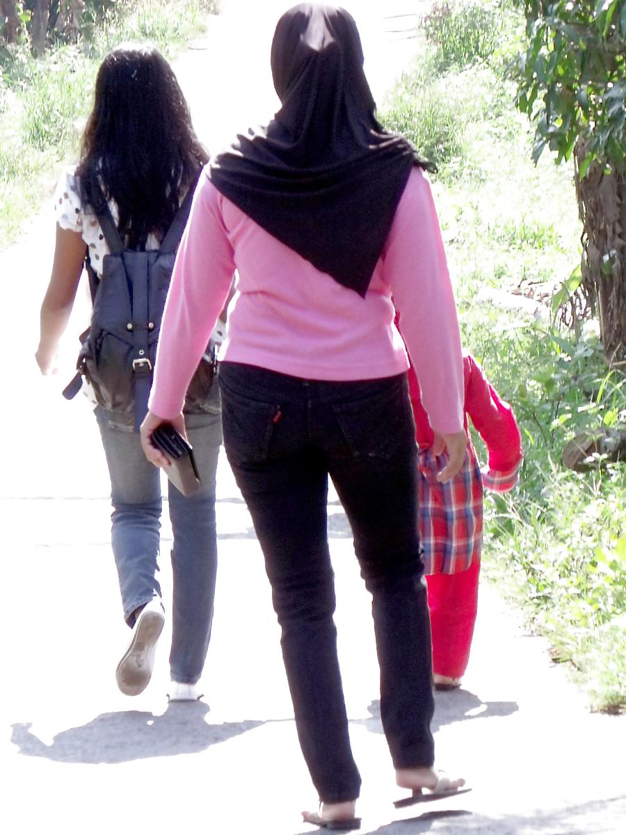 23P Sexy Girl in Hijab & Tight Jeans