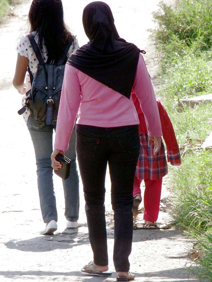 23P Sexy Girl in Hijab & Tight Jeans