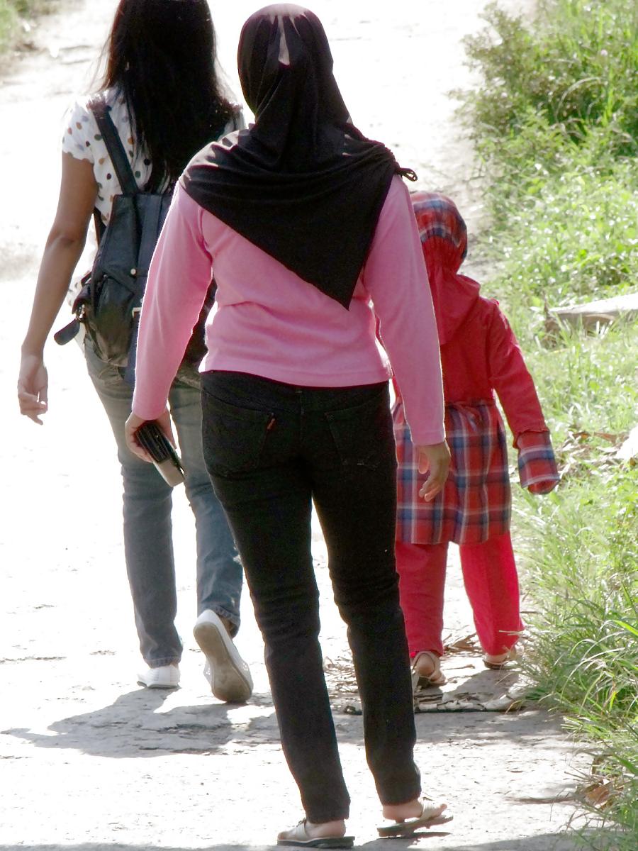 23P Sexy Girl in Hijab & Tight Jeans